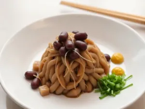 Porcja lepkiego natto z szczypiorkiem i musztardą na białym talerzu, gotowa do podania zgodnie z domowym przepisem.